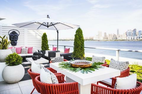 terrasse, sièges rouges, table blanche