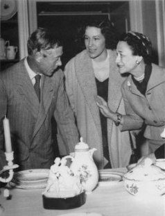 Hertugen og hertuginden af ​​Windsor besøger fabrikken i Nymphenburg, 1954