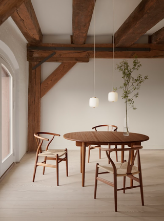 bord og stoler i rustikk interiør