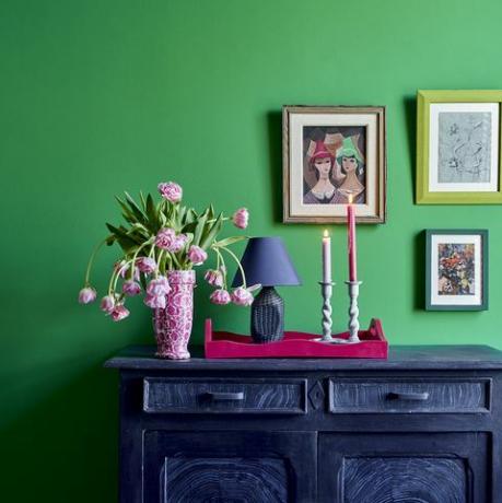 боя за стени на Ани Слоун Шинкел, боя с тебешир в оксфордски тъмносин, старо бяло, капри розово и филле