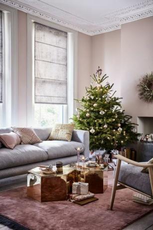 stiliaus įkvėpimas žvaigždėtos, žvaigždėtos nakties rožinės, pilkos, medžio ir blizgios metalo spalvos Kalėdų kambario dekoravimo idėjos