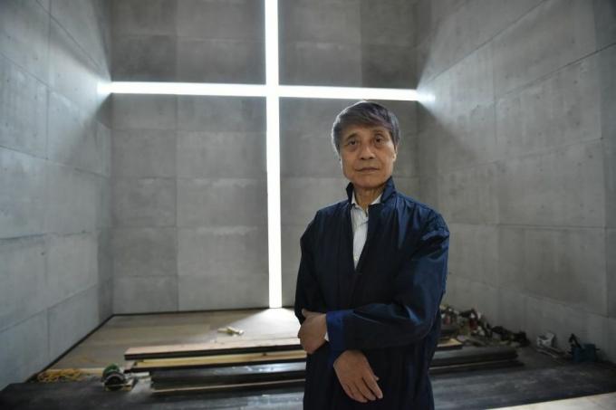 20 Eylül 2017'de çekilen bu resim, Japon mimar Tadao Ando'yu Tokyo'daki Ulusal Sanat Merkezi'nde poz verirken gösteriyor. Tamamen kendi kendini yetiştirmiş bir boksör ve kamyon şoförü olarak başlayan alışılmışın dışında eğitimi, mimarlığın nobeli olarak kabul edilen pritzker ödülünü kazanmasına engel olmadı. richard rogers ve zaha hadid gibilerinin ayak sesleri kazuhiro nogi afp tarafından japon mimarisi ando ile gitmek için fotoğraf, karyn nishimura poupee tarafından röportaj fotoğraf kazuhiro nogiafp aracılığıyla getty Görüntüler