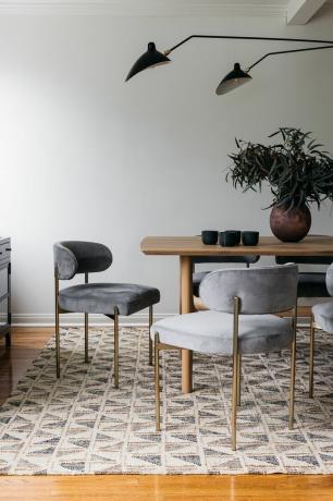 Esstisch und Stühle mit Teppich darunter