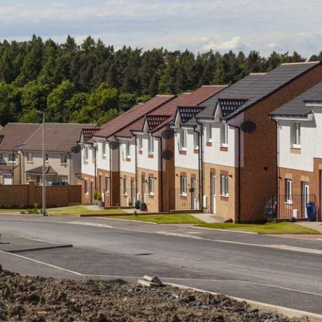 แถวของบ้านที่เพิ่งสร้างเสร็จใหม่ในการพัฒนาที่อยู่อาศัยใหม่ในสกอตแลนด์ตอนกลาง