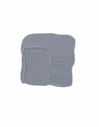 El gris realmente puede verse fresco, especialmente combinado con molduras de laca blanca.