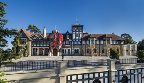Rumah Pinewood House dijual di Oxshott, Surrey