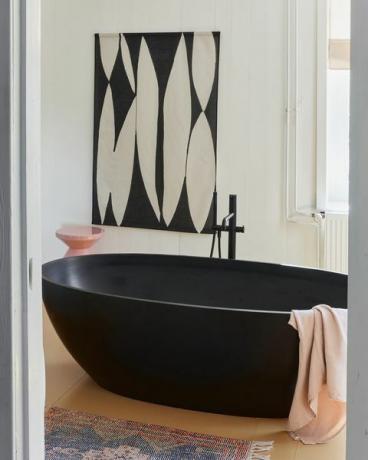 vasca da bagno autoportante nera, dimora vivente, attaccatura di parete astratta in bianco e nero