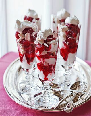 црвено -бели парфе десерт