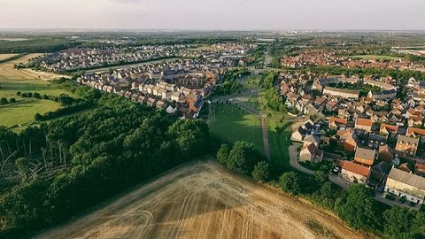 Campo agrícola por cidade contra o céu, Milton Keynes