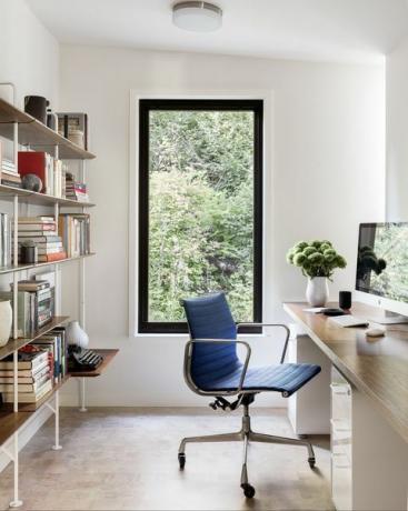 police na knihy v moderní domácí kanceláři