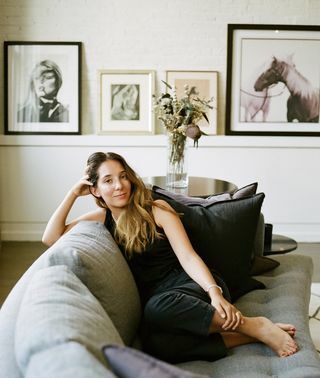 CEO-ul casei blanc și fondatorul Hannah Bomze stând pe o canapea