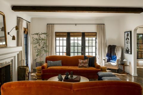 stue, oransje sofa, hvite vegger, hvite gardiner