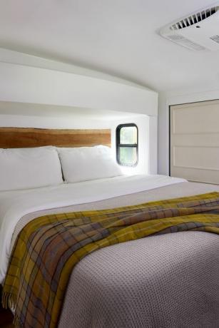 master bedroom, huvudsovrum, grå filt, gul slängfilt