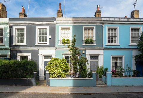 एक सनी शरद दिवस पर सुंदर पारंपरिक ब्रिटिश सीढ़ीदार घर