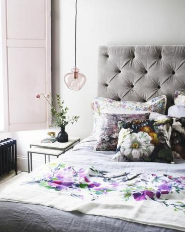 modernt sovrum med sammet och blommor