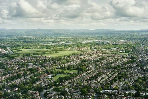 Skats no gaisa uz piepilsētas mājokļiem un tālu ainavu, Anglija, Lielbritānija