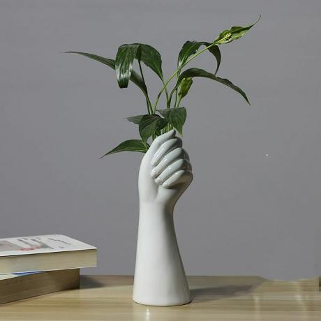 Vaza s človeško roko