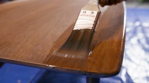 kaip nudažyti medinius baldus