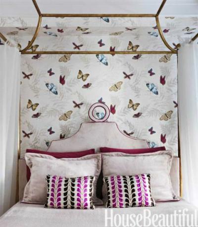 Schlafzimmer mit Tapete mit Schmetterlingen drauf