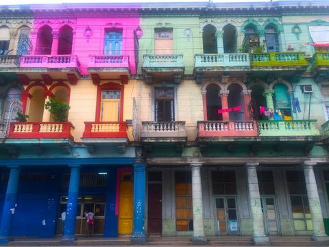 prédios de apartamentos coloridos em Havana, Cuba viajam