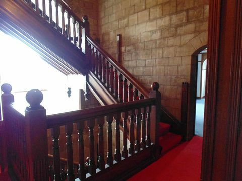 Mahagónové schodisko na zámku Bamburgh v Northumberlande