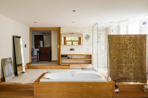 Didelis vonios kambarys su medinėmis detalėmis