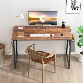 hjemmekontor med valnøttbord med datamaskin og lampe