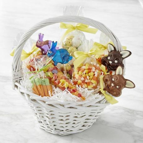 Wielkanocny koszyk z czekoladą i słodyczami