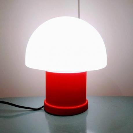 stolová lampa v tvare červenej huby