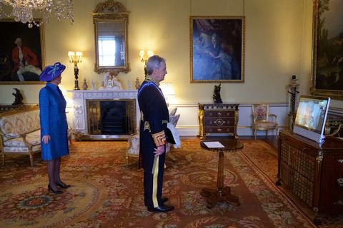 Η βασίλισσα Ελισάβετ II εμφανίζεται σε μια οθόνη μέσω σύνδεσης βίντεο από το κάστρο του Windsor