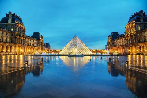 Louvren -pyramiden i Paris, Frankrike