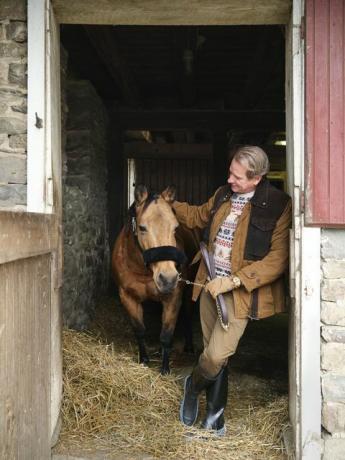 Carson Kressley met een paard in een schuur