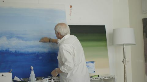 hombre pintando un lienzo