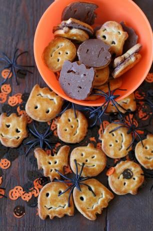 Biscoitos de Halloween na mesa de madeira