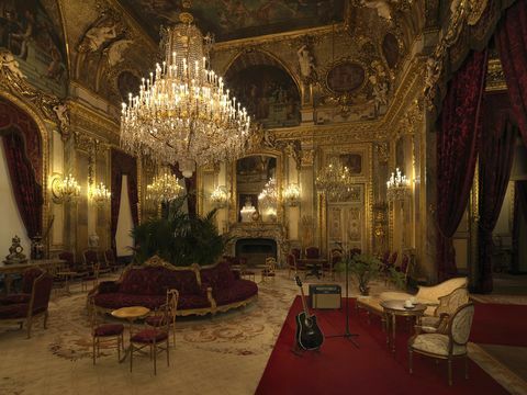 Airbnb kooperiert mit dem weltberühmten Louvre Museum in Paris, Frankreich