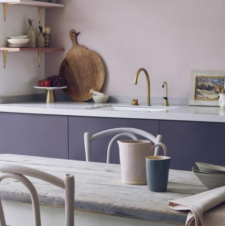annie sloan pobarvane kuhinjske omare v predhodno mešani aubussonovi modri barvi in ​​steni iz svilene krede