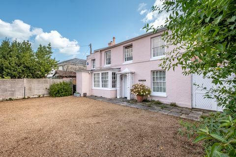 Rose Cottage บ้านในวัยเด็กของ David Niven นักแสดงจาก Pink Panther ในหมู่บ้าน Bembridge บนเกาะ Isle of Wight ในราคา 975,000 ปอนด์