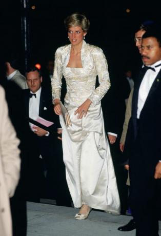 Diana, princesse de Galles porte une robe conçue par Victor Ed