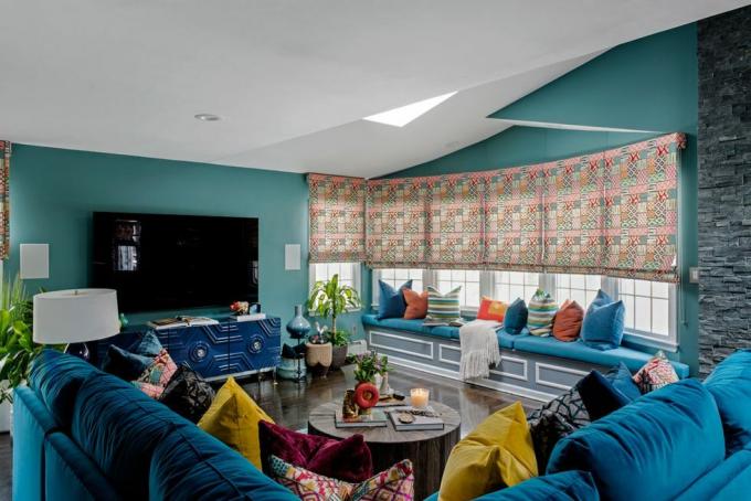 grote groenblauwe woonkamer met tv 