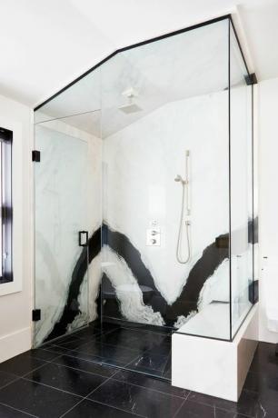 čiernobiely mramorový sprchový kút so sklenenými dverami