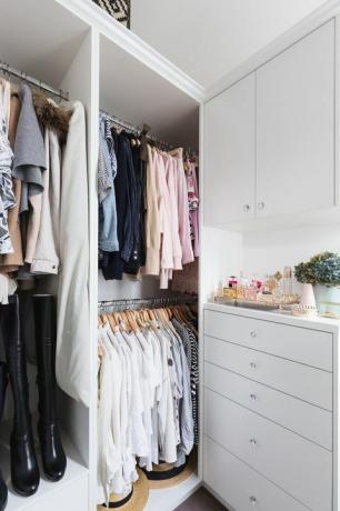 Tøj hængende i en luksus walk in closet