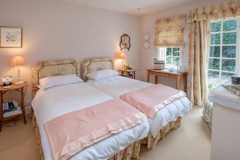 Rose Cottage, rumah masa kecil aktor Pink Panther David Niven di desa Bembridge di Isle of Wight, dijual seharga £975.000.