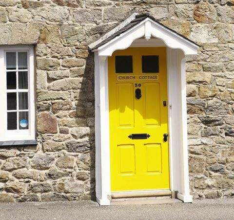 Lemn, galben, perete, proprietate, ușă, ușă de acasă, casă, corp de iluminat, perete de piatră, dreptunghi, 