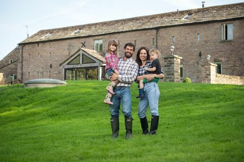 Келвинова велика пољопривредна авантура Келвин Флетцхер и Лиз Марсланд са децом испред сеоске куће