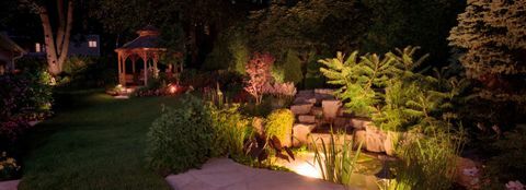 Luxuriöser und großer Garten bei Nacht