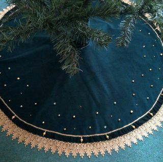 Šumsko zelena i zlatna baršunasta suknja za božićno drvce