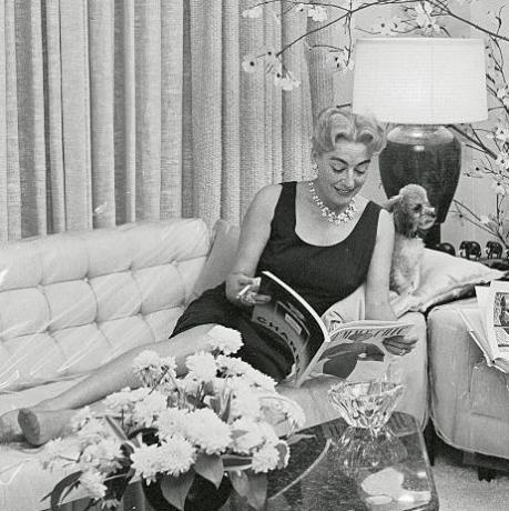 Η Joan Crawford και ο σύζυγός της Alfred n Stele χαλαρώνουν στο σπίτι