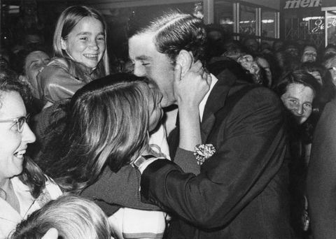 الأمير تشارلز يحصل على قبلة من أحد المعجبين الملكيين في أستراليا أثناء تجواله