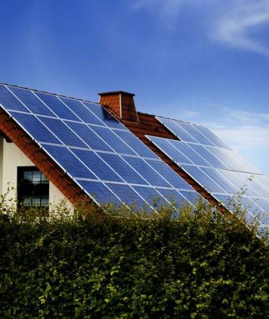 casa moderna con paneles solares