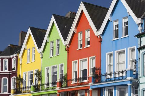 Storbritannien, Nordirland, County Antrim, Whitehead, Facader af farverige huse